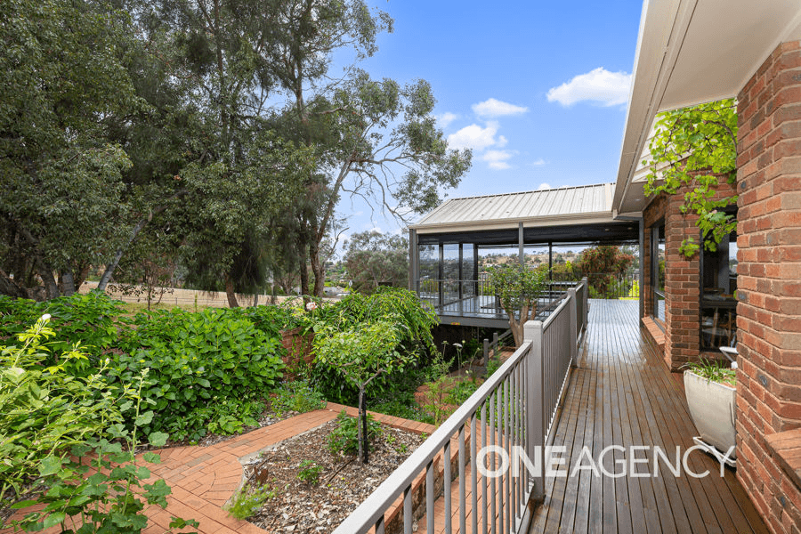 1 ANDREWS AVENUE, KOORINGAL, NSW 2650