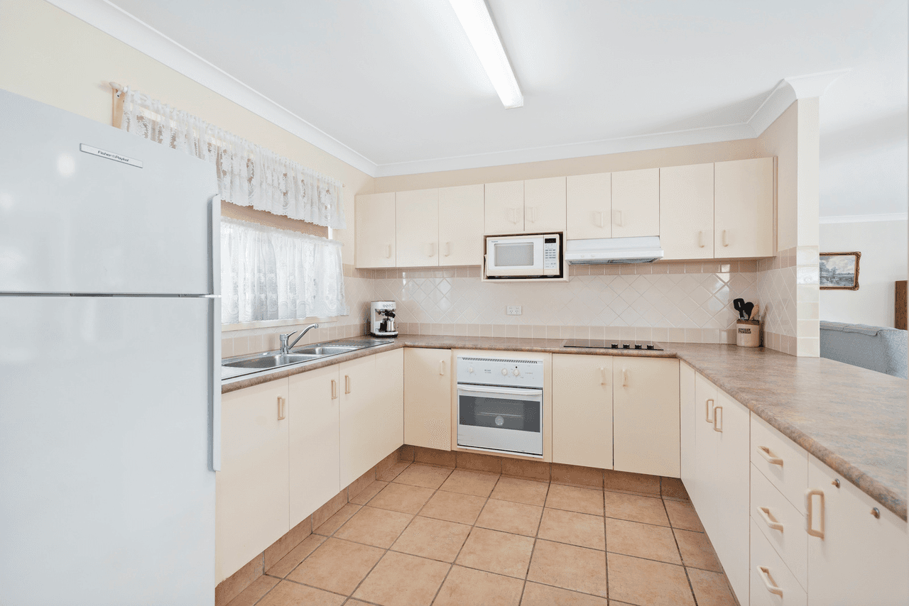 35 Silver Glade Drive, ELANORA, QLD 4221