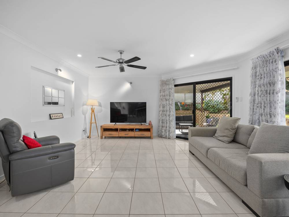 12 Gloria Close, GLASS HOUSE MOUNTAINS, QLD 4518