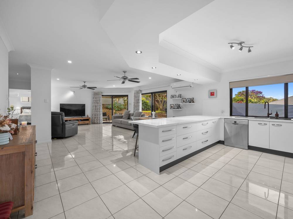 12 Gloria Close, GLASS HOUSE MOUNTAINS, QLD 4518