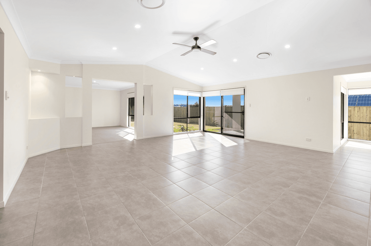 18 Laughlen Chase, PACIFIC PINES, QLD 4211