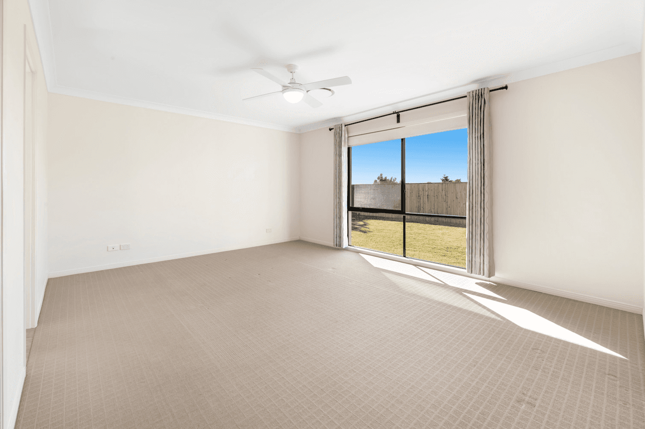 18 Laughlen Chase, PACIFIC PINES, QLD 4211