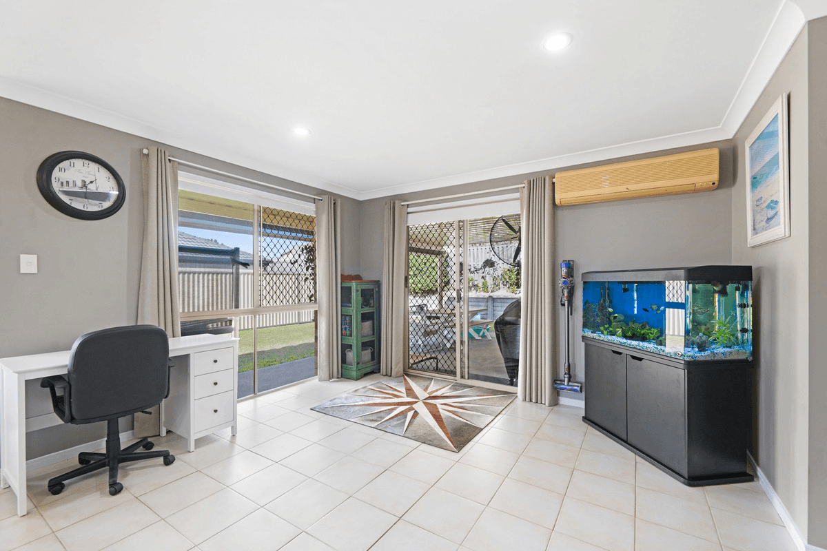 17 Bedivere Drive, ORMEAU, QLD 4208