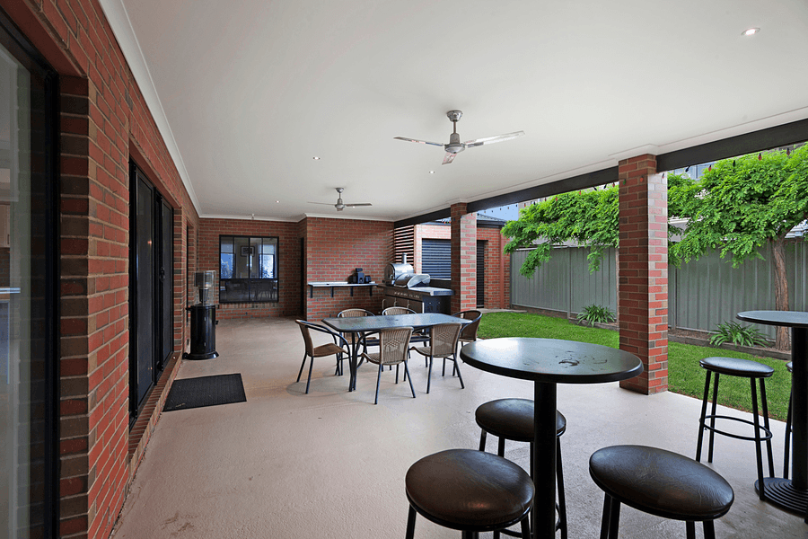 8 Waterview Drive, White Hills, VIC 3550