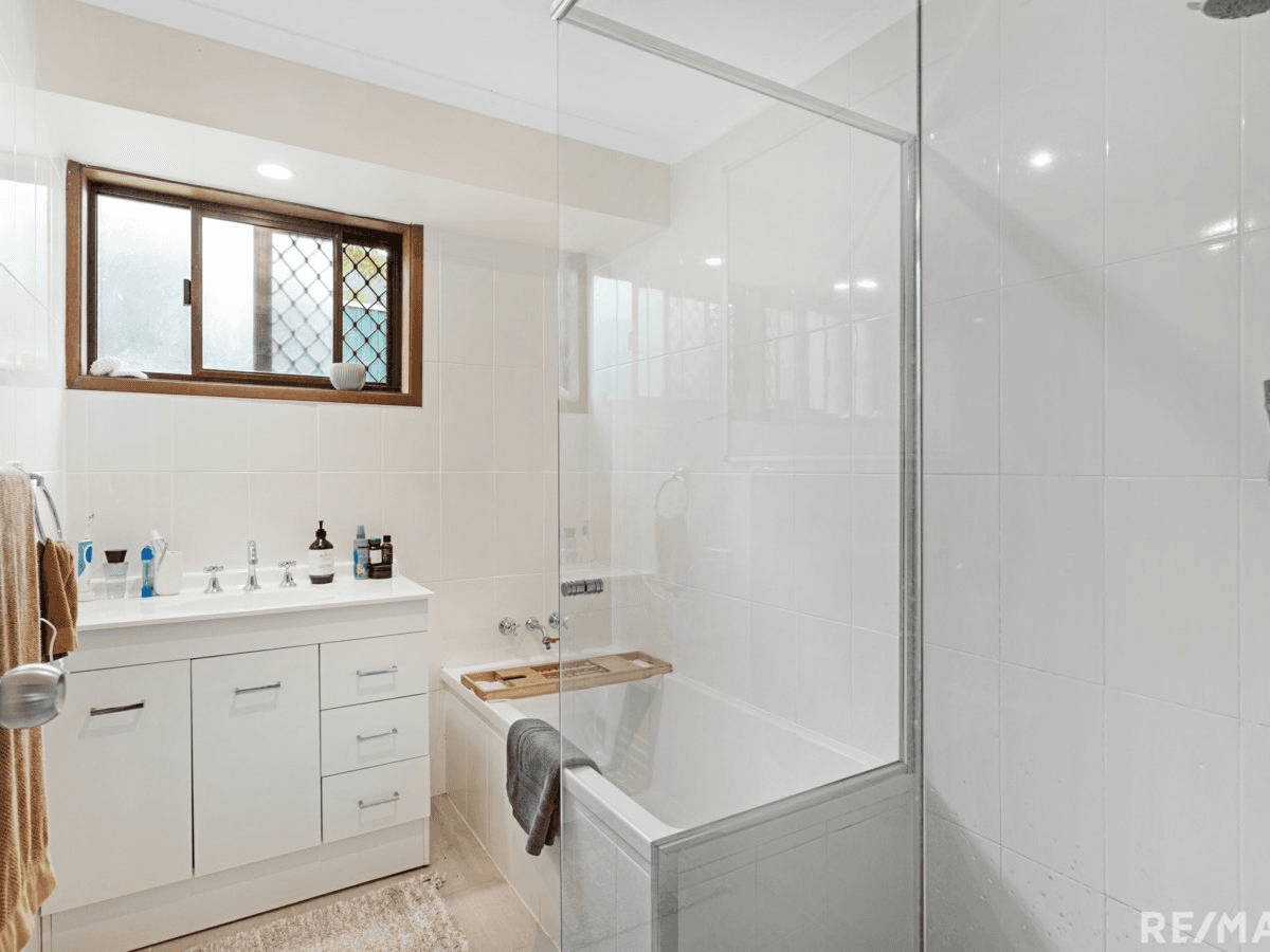 19 Cambridge Court, CARRARA, QLD 4211
