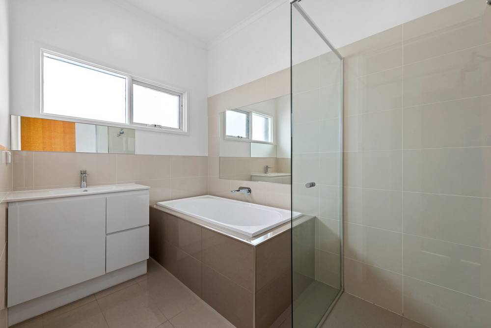 18 Rowe Street, LAKES ENTRANCE, VIC 3909