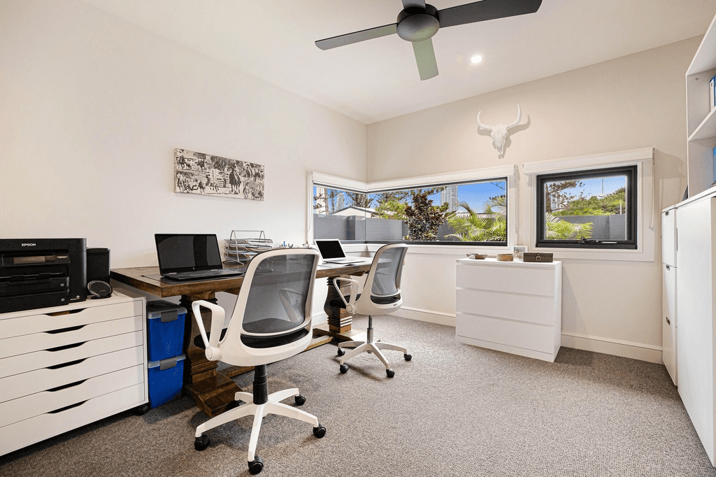 6 Saint Pauls Place, ISLE OF CAPRI, QLD 4217