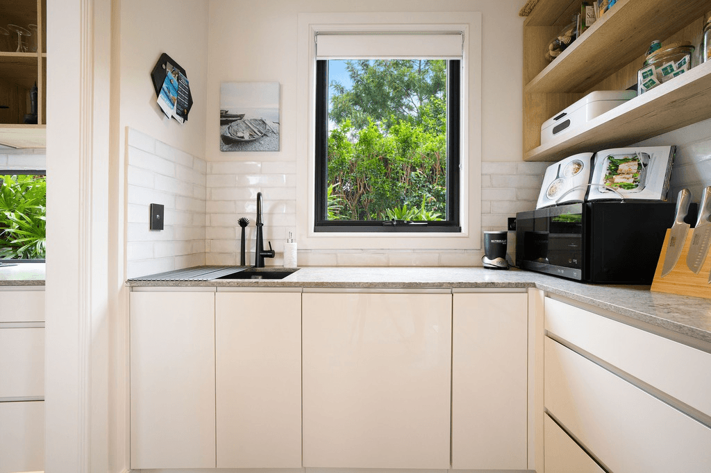 6 Saint Pauls Place, ISLE OF CAPRI, QLD 4217