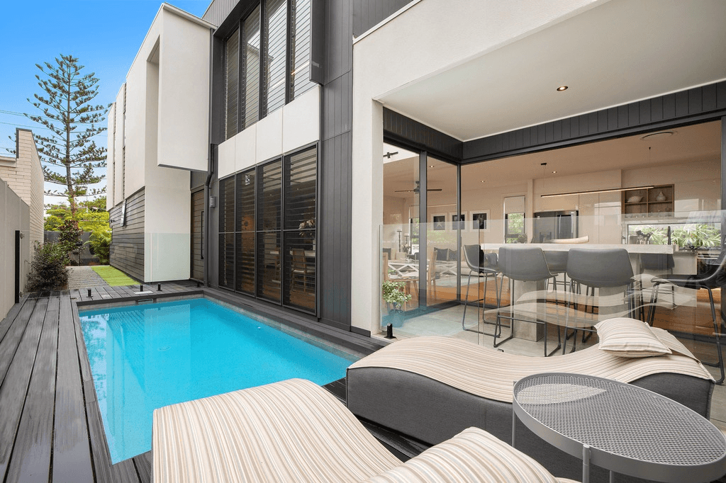 6 Saint Pauls Place, ISLE OF CAPRI, QLD 4217