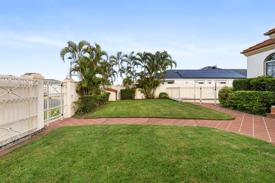 12 Jaeger Way, BENOWA WATERS, QLD 4217