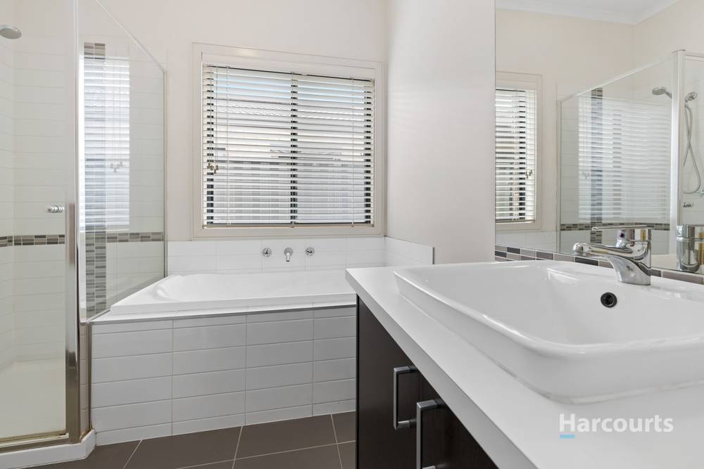 35 Kororoit Approach, Caroline Springs, VIC 3023