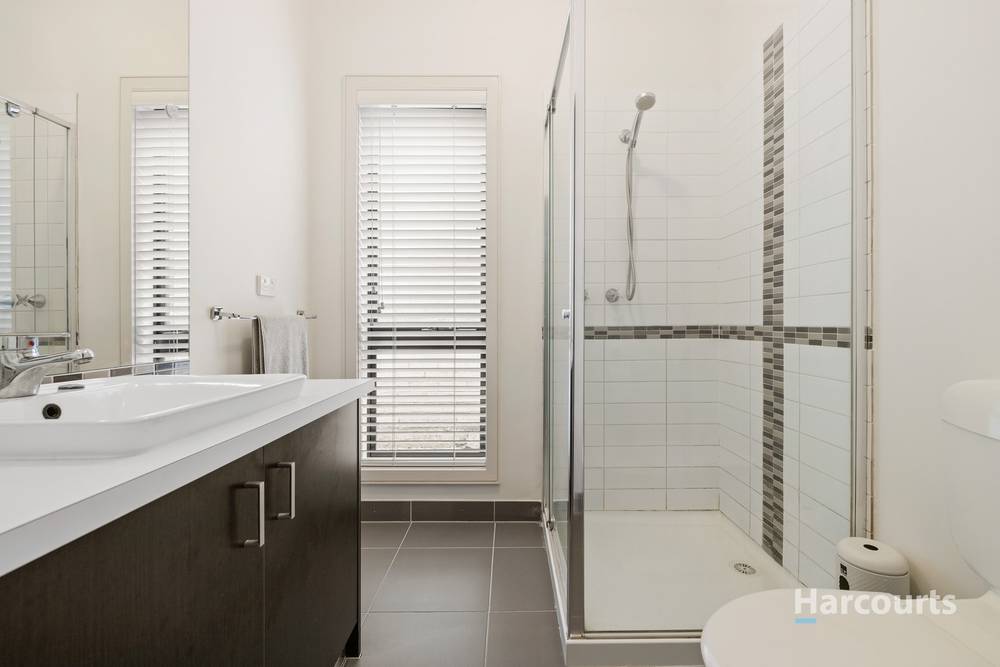 35 Kororoit Approach, Caroline Springs, VIC 3023