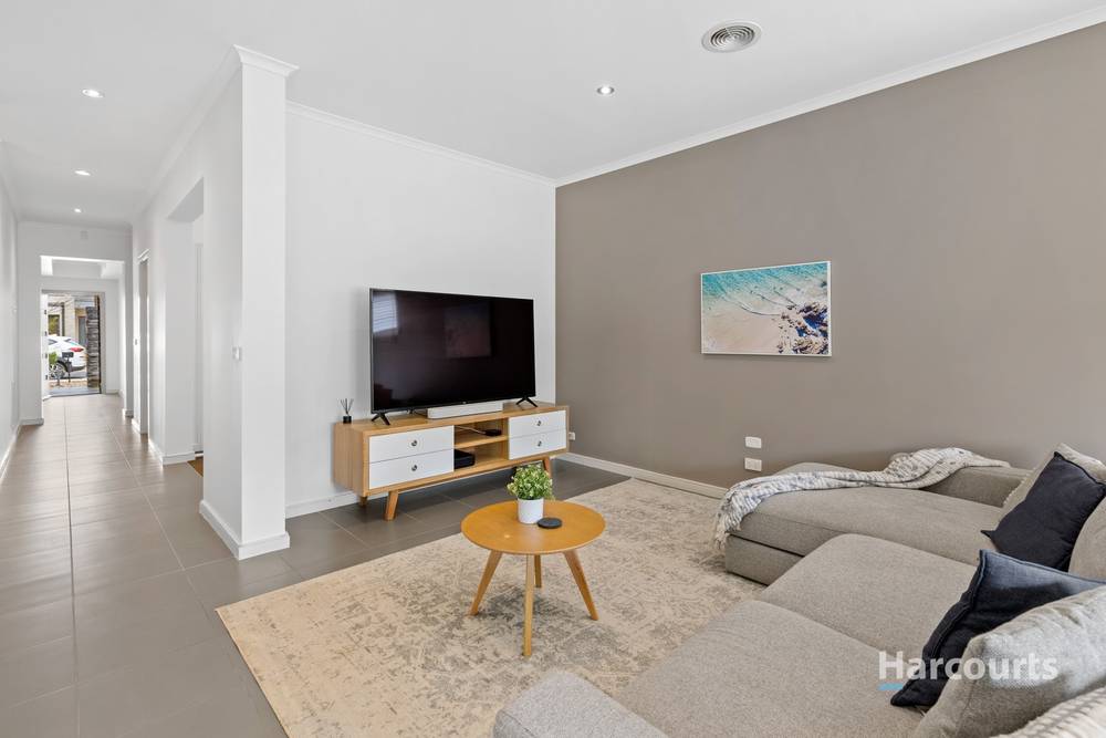 35 Kororoit Approach, Caroline Springs, VIC 3023