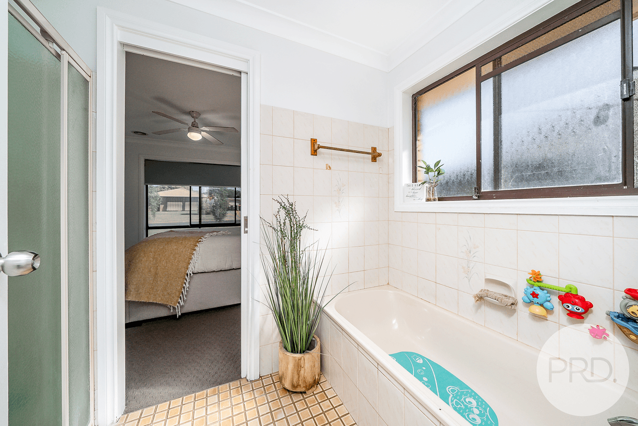 15 Tura Place, GLENFIELD PARK, NSW 2650