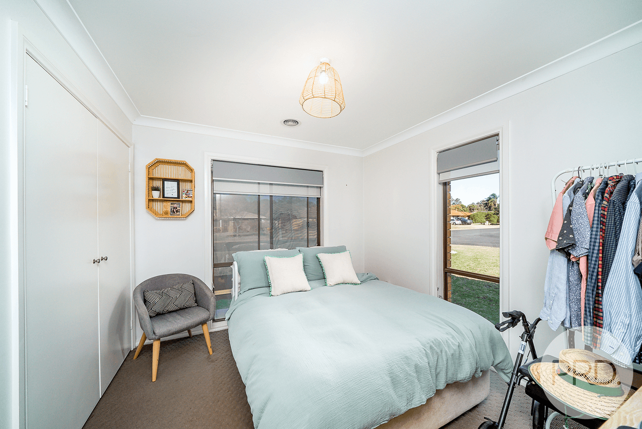 15 Tura Place, GLENFIELD PARK, NSW 2650