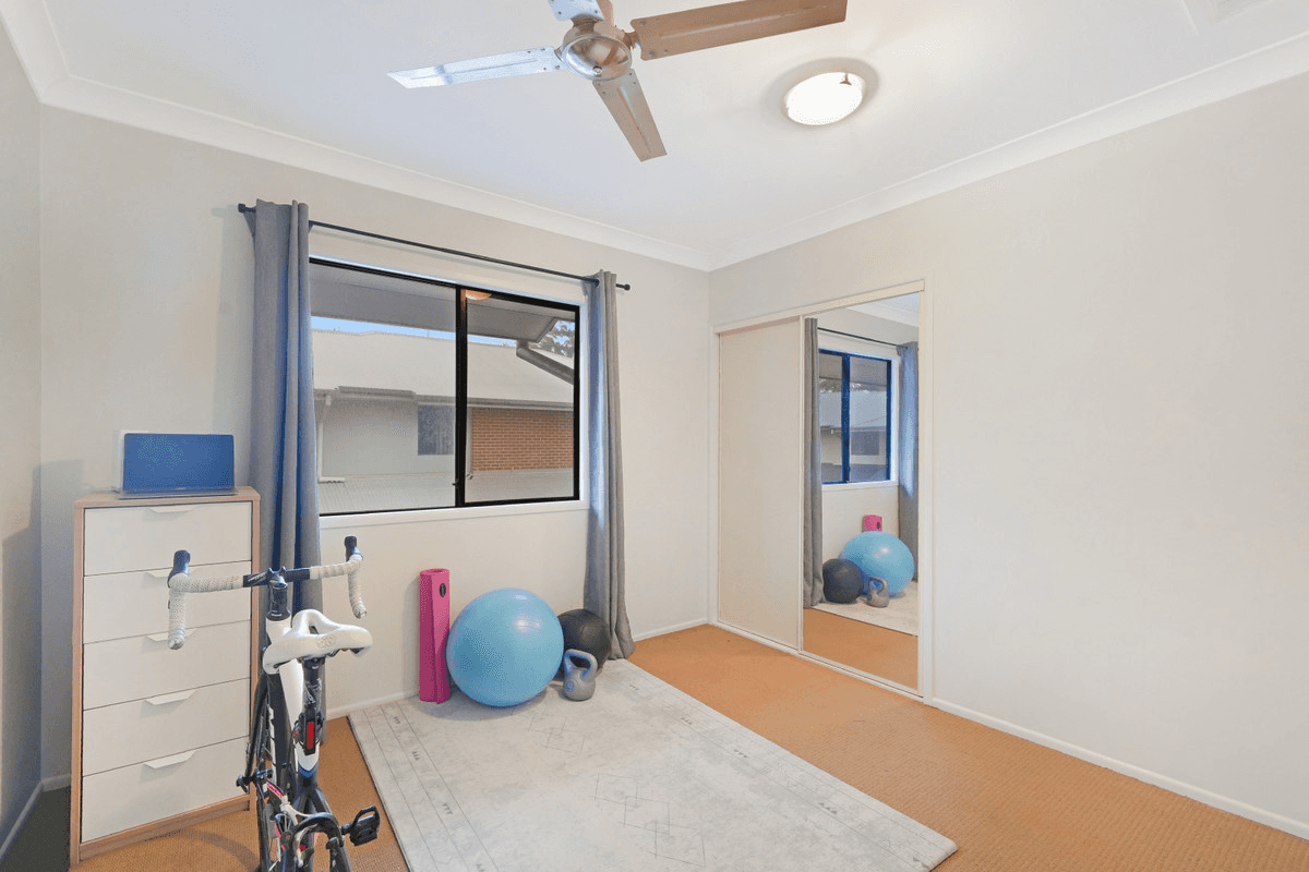 2/170 Whiting Street, Labrador, QLD 4215