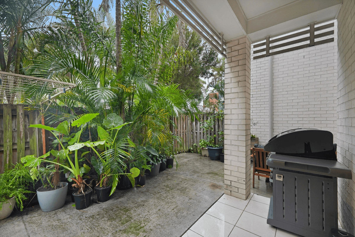 2/170 Whiting Street, Labrador, QLD 4215