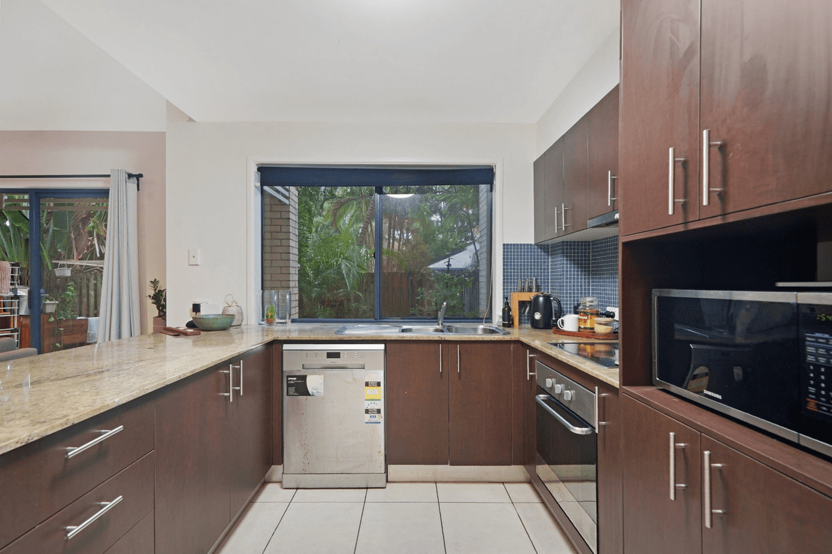 2/170 Whiting Street, Labrador, QLD 4215