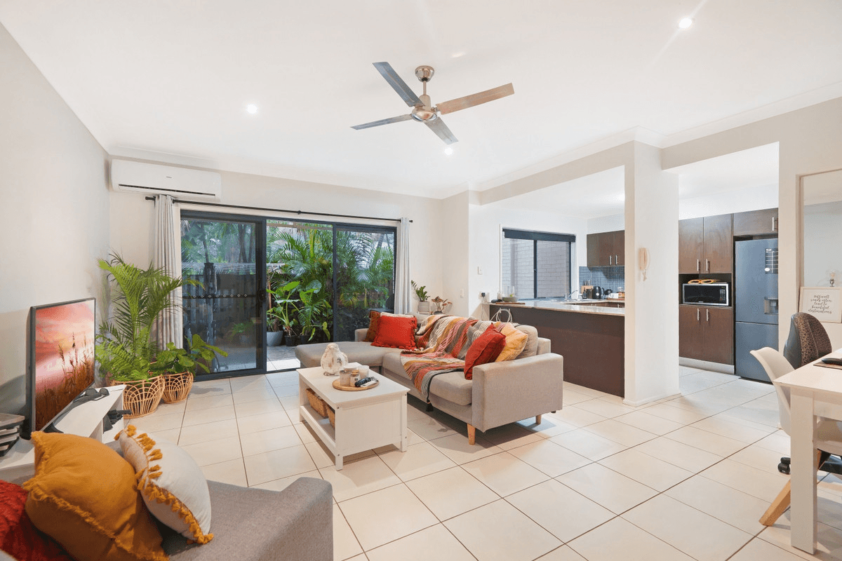 2/170 Whiting Street, Labrador, QLD 4215