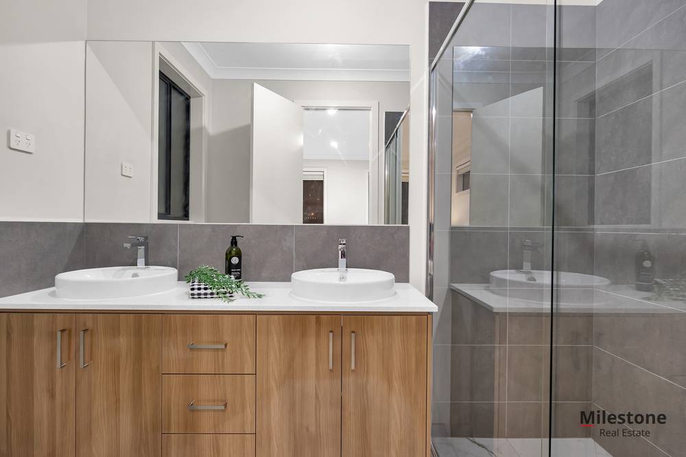 21 Clover Drive, ROCKBANK, VIC 3335