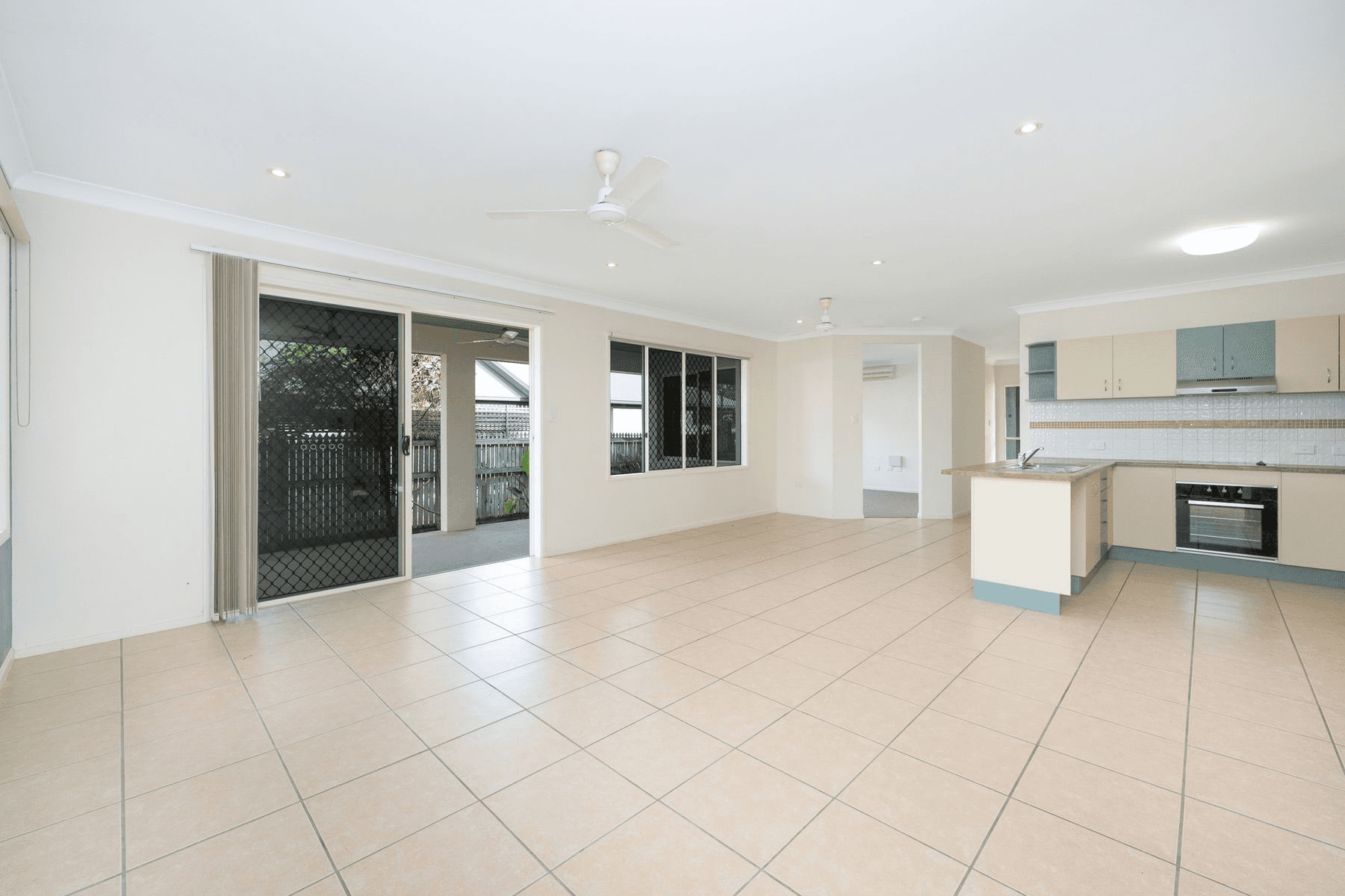 11 Lockyer Place, MOUNT LOUISA, QLD 4814