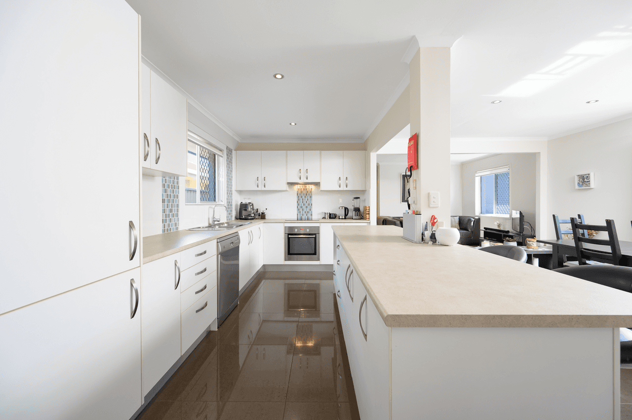 50 Annerley Avenue, RUNAWAY BAY, QLD 4216