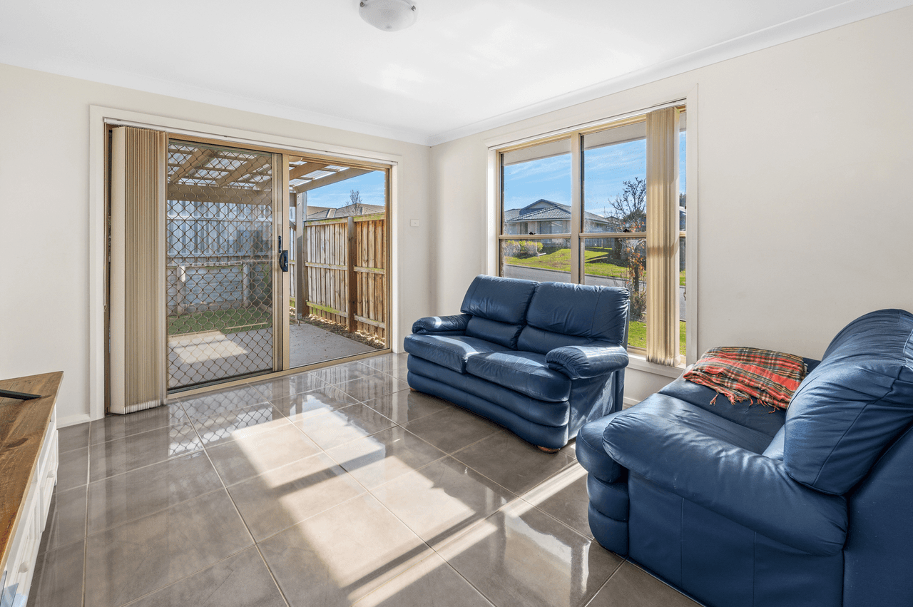 53 Redgum Circuit, ABERGLASSLYN, NSW 2320