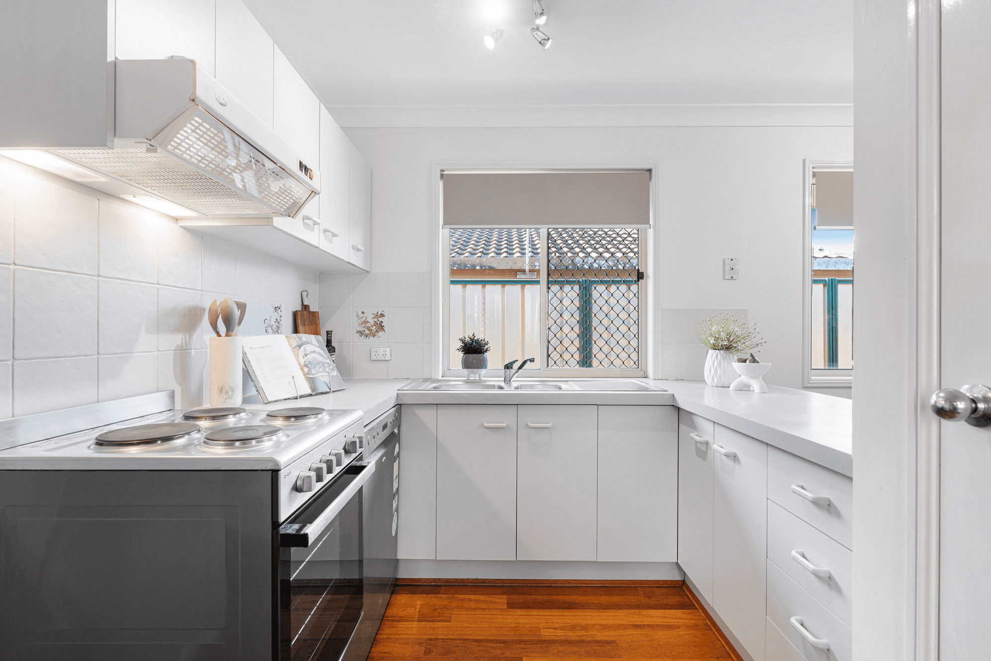 128 Stradbroke Avenue, WYNNUM, QLD 4178