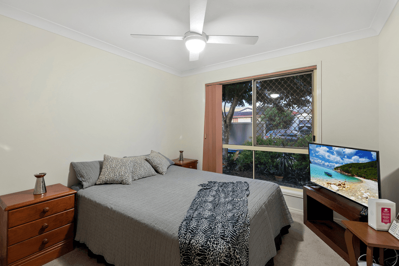 33 Tussock Crescent, ELANORA, QLD 4221