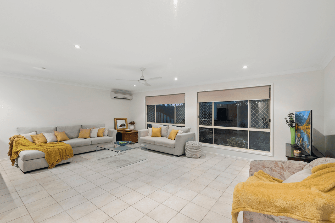 33 Tussock Crescent, ELANORA, QLD 4221