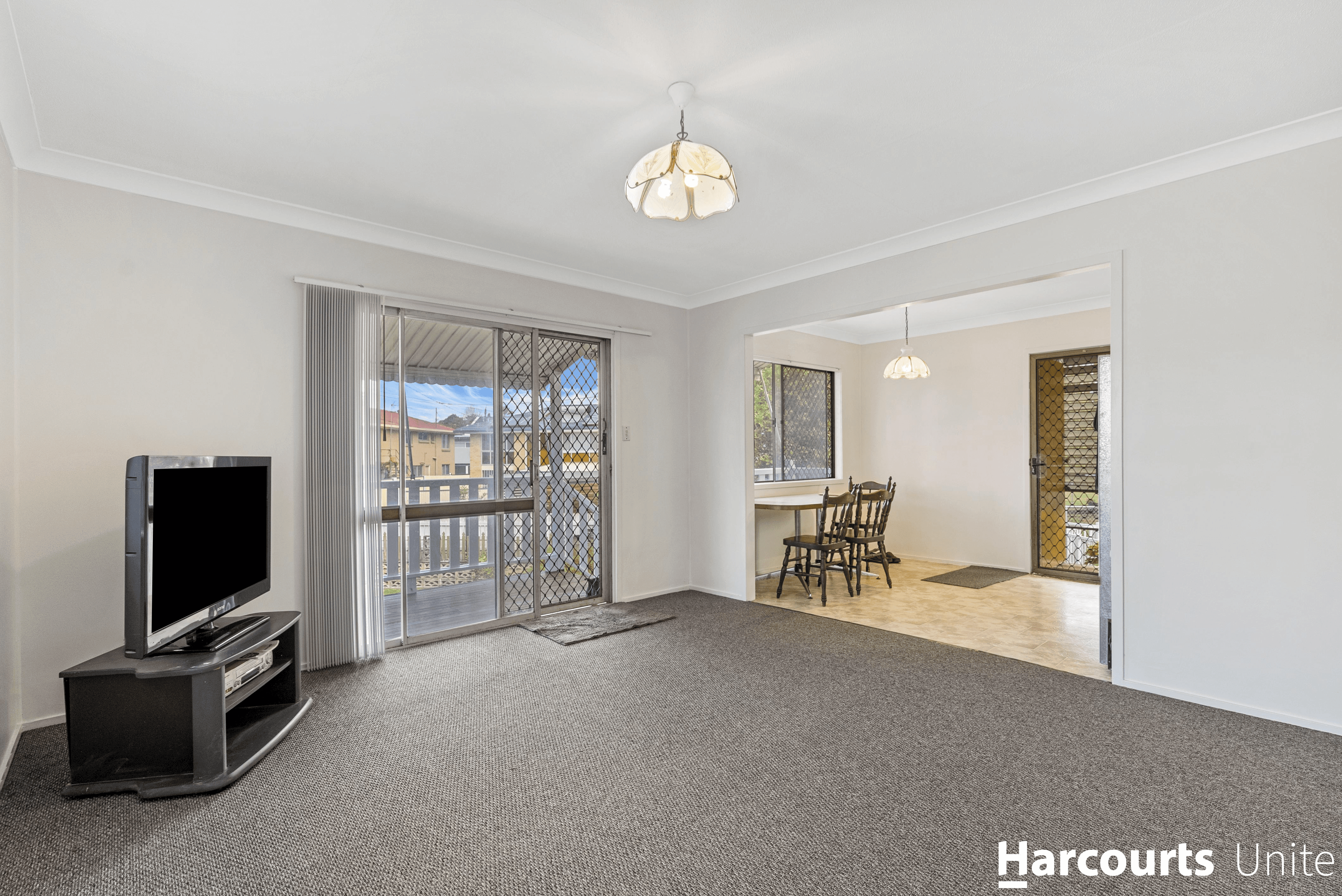 4 Barry Court, WOODY POINT, QLD 4019