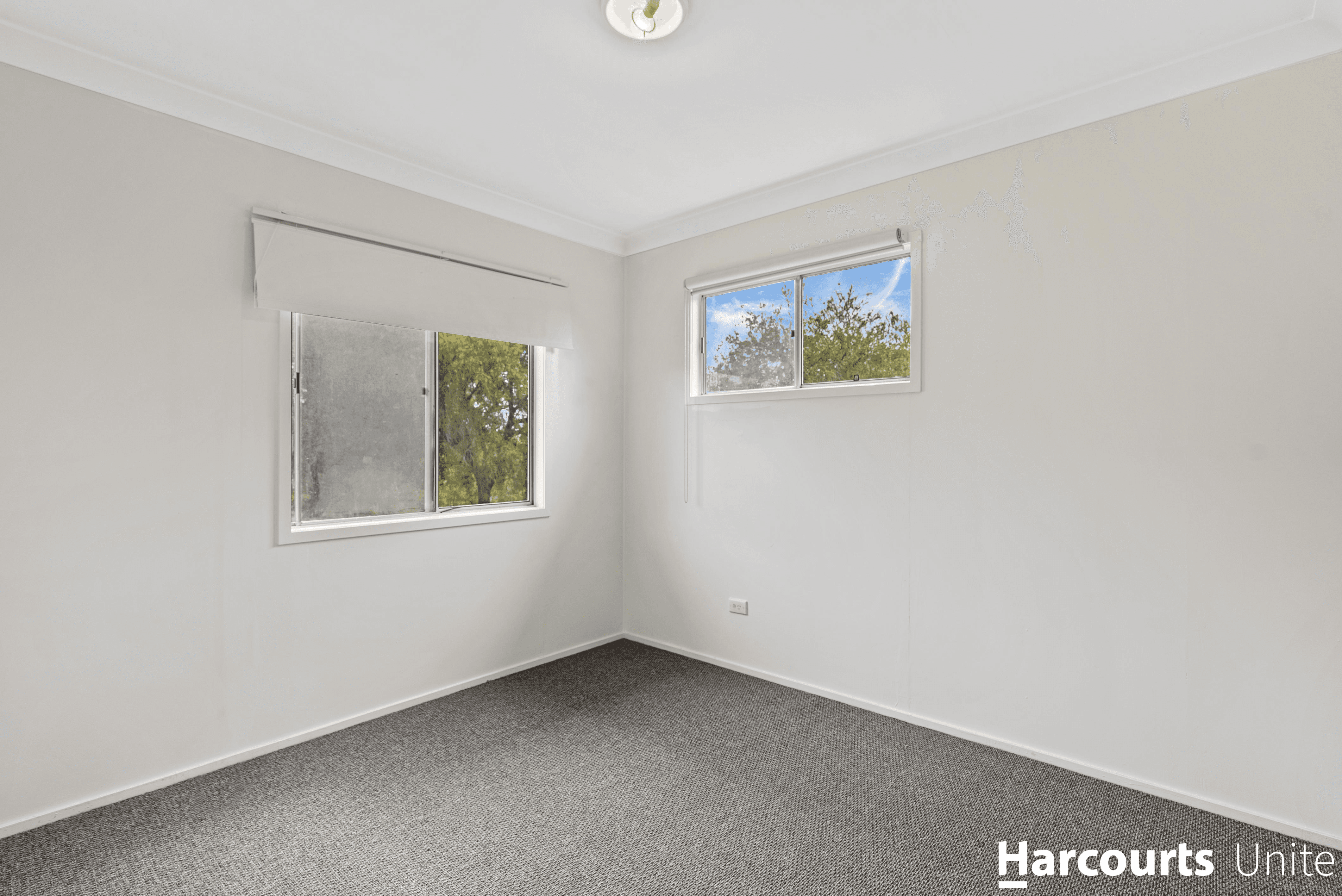 4 Barry Court, WOODY POINT, QLD 4019