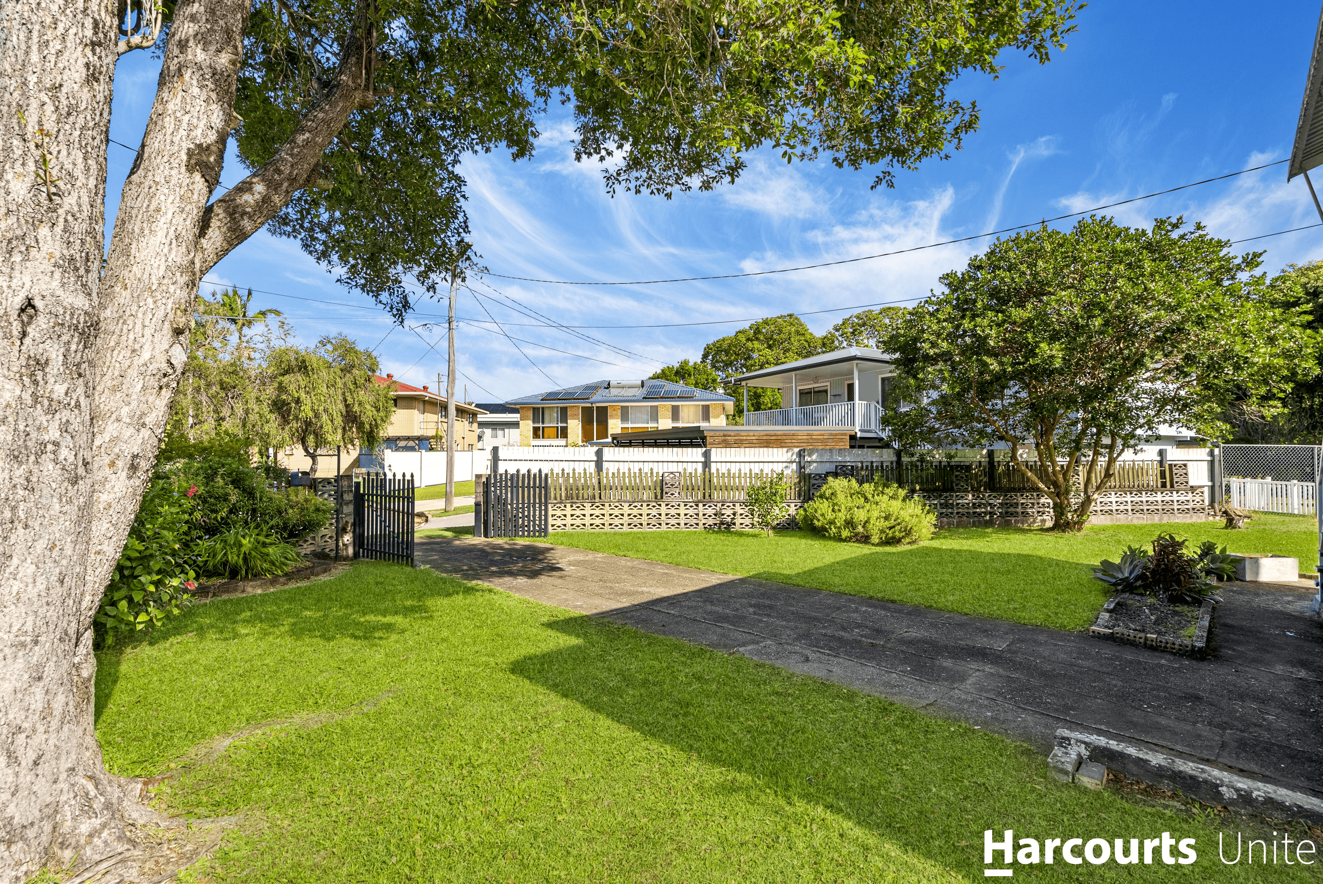 4 Barry Court, WOODY POINT, QLD 4019