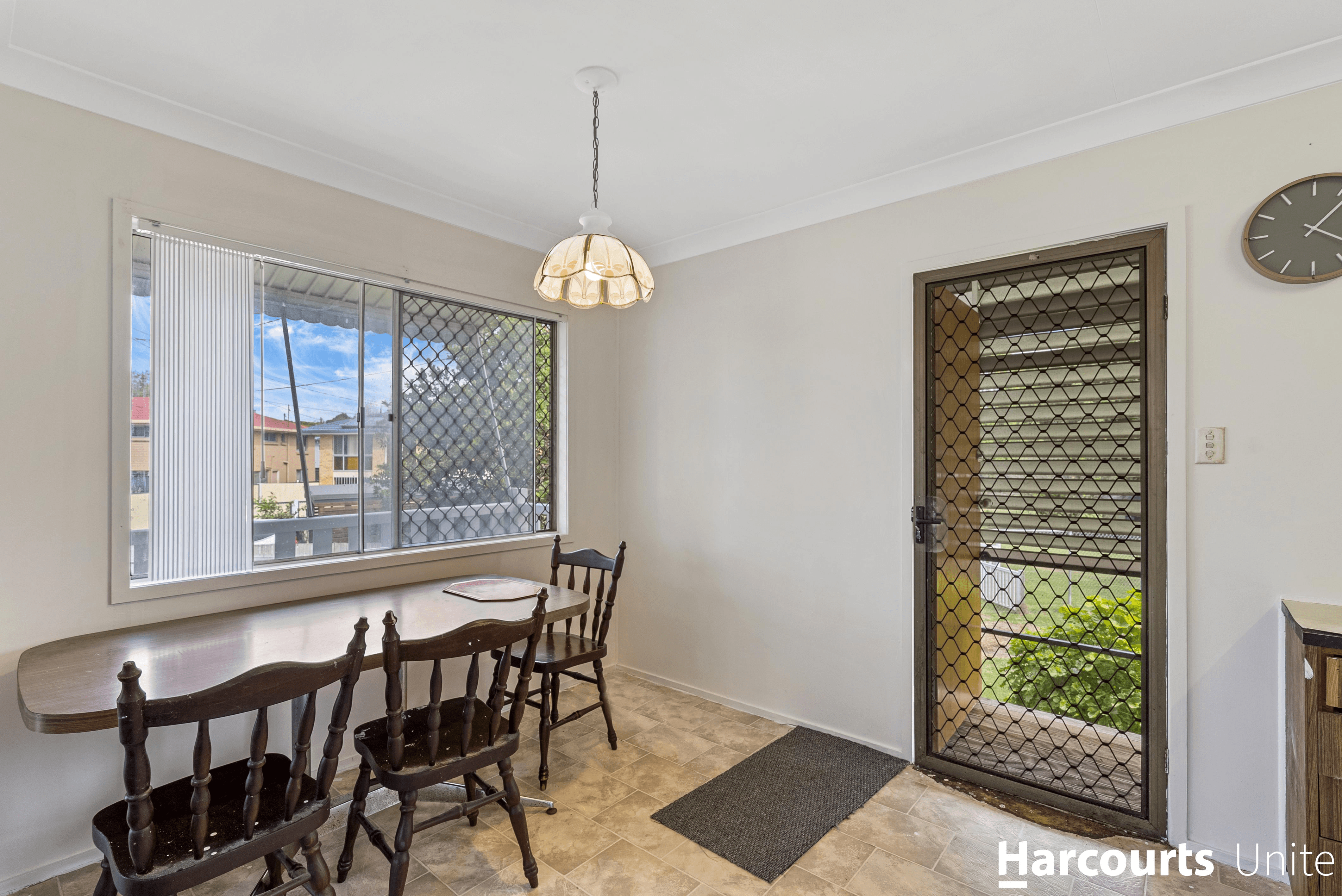 4 Barry Court, WOODY POINT, QLD 4019