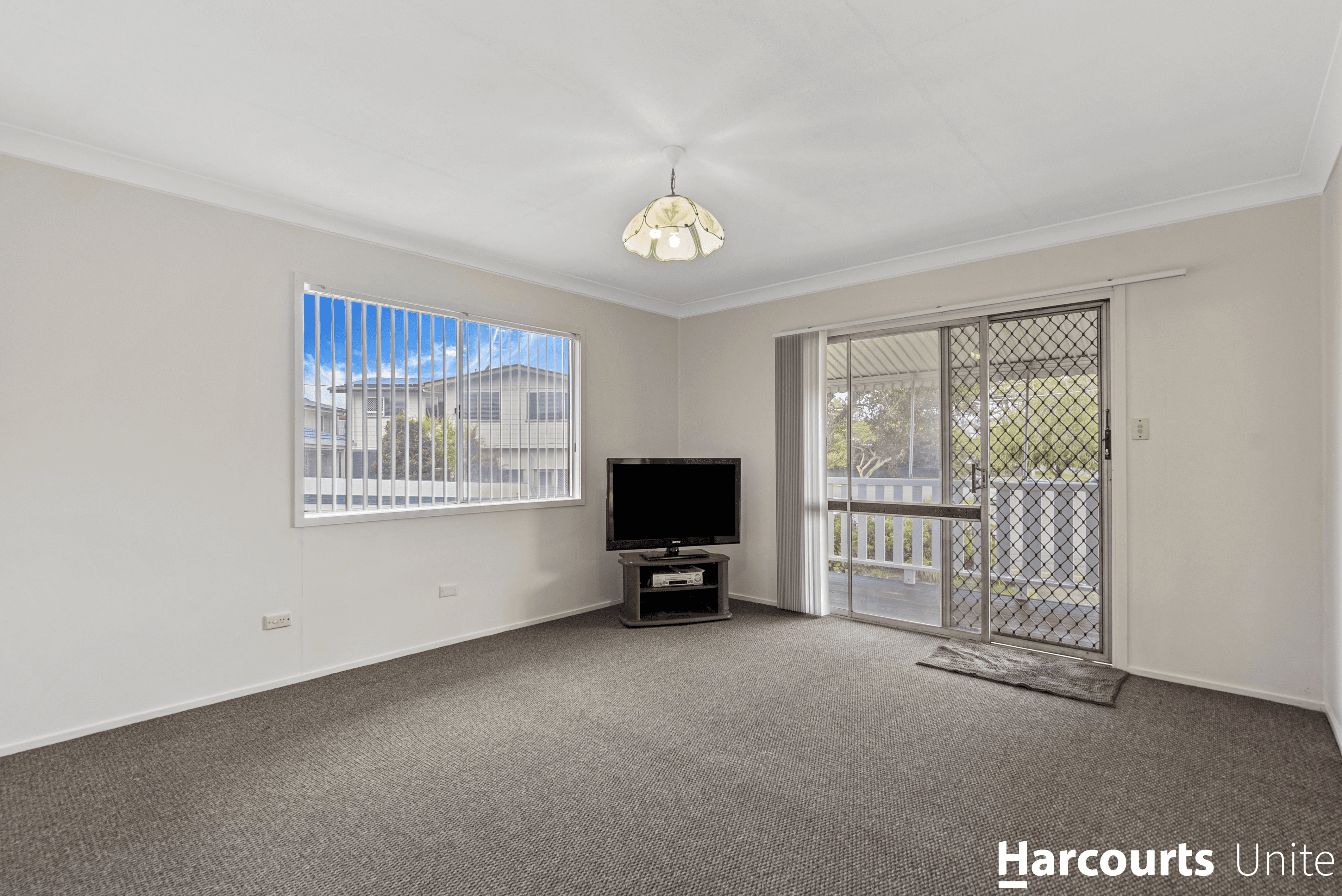 4 Barry Court, WOODY POINT, QLD 4019