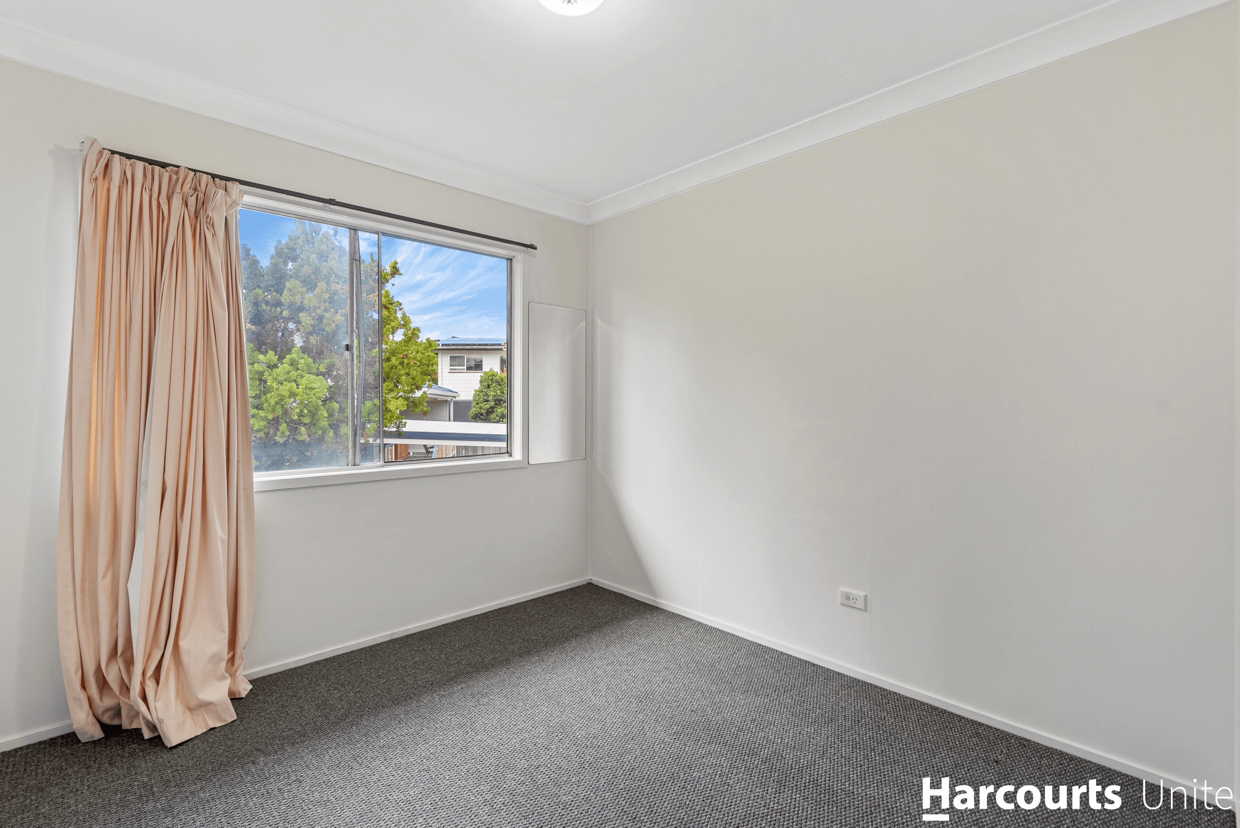 4 Barry Court, WOODY POINT, QLD 4019