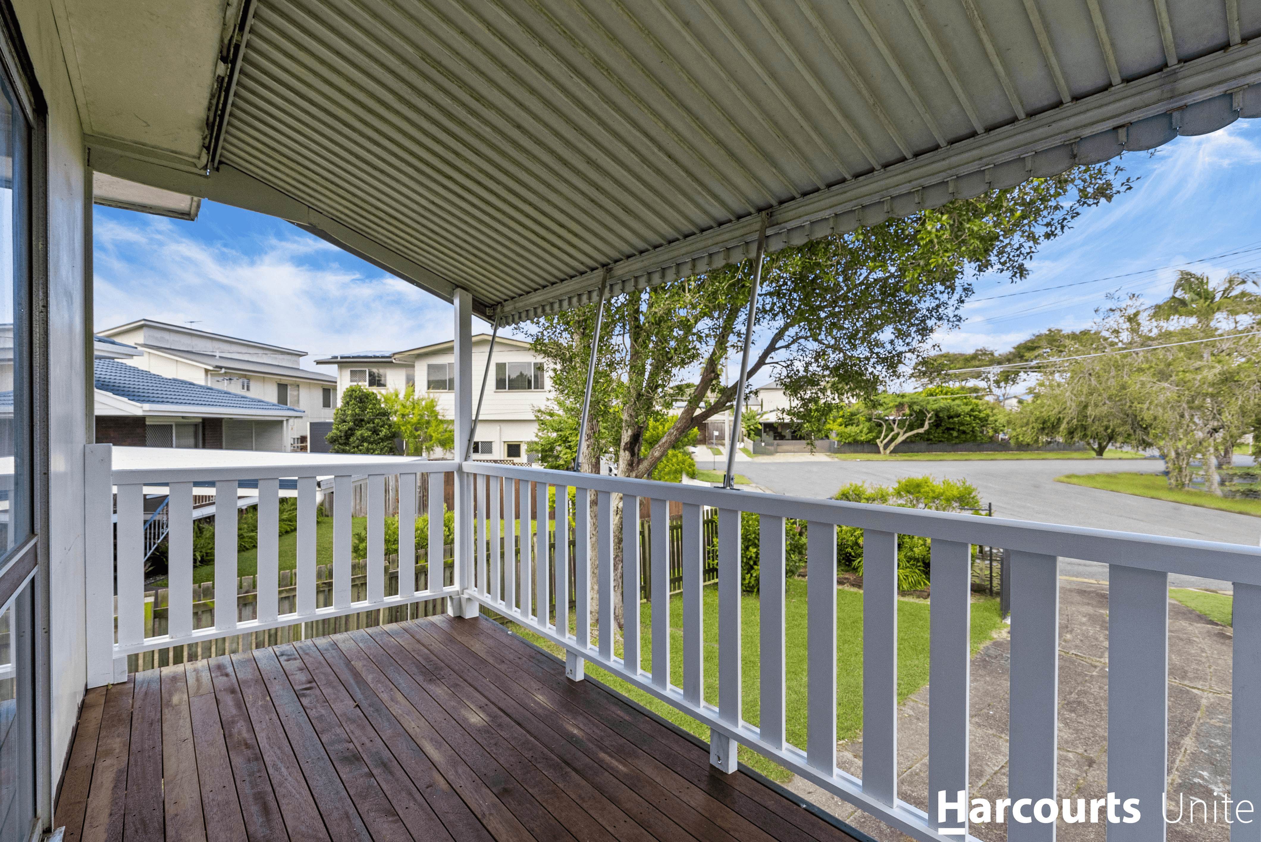 4 Barry Court, WOODY POINT, QLD 4019