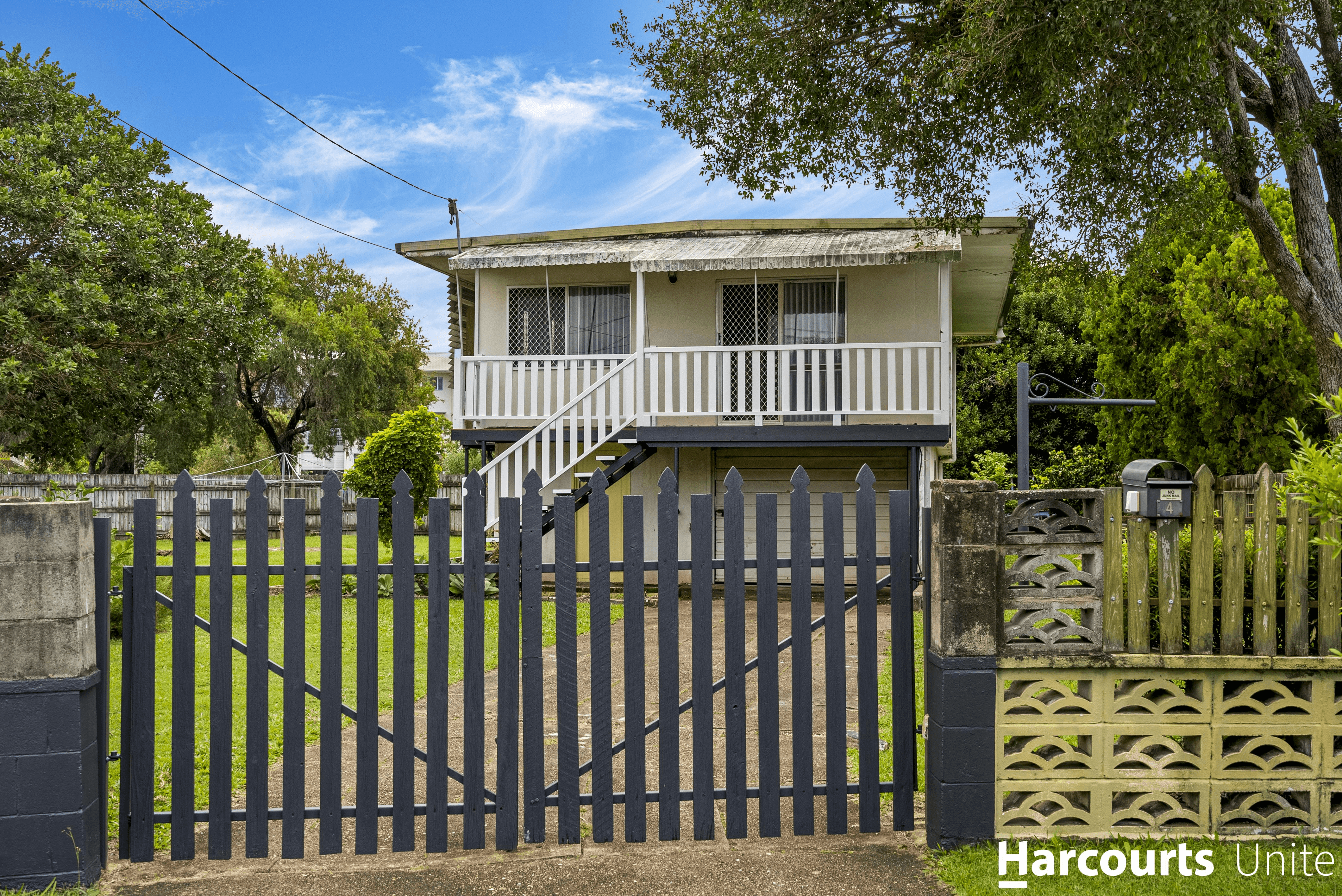 4 Barry Court, WOODY POINT, QLD 4019