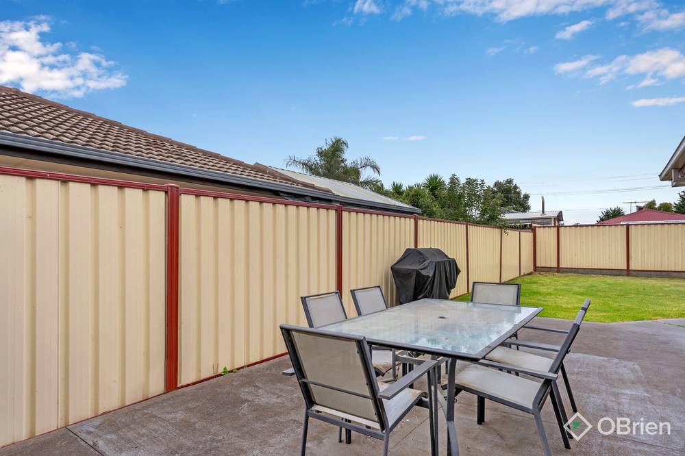 2 Acacia Crescent, Melton South, VIC 3338