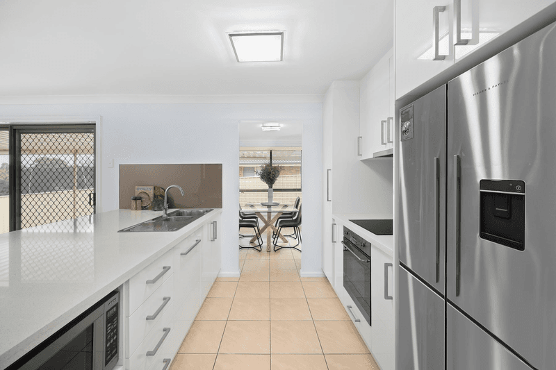 39 Downes Crescent, CURRANS HILL, NSW 2567