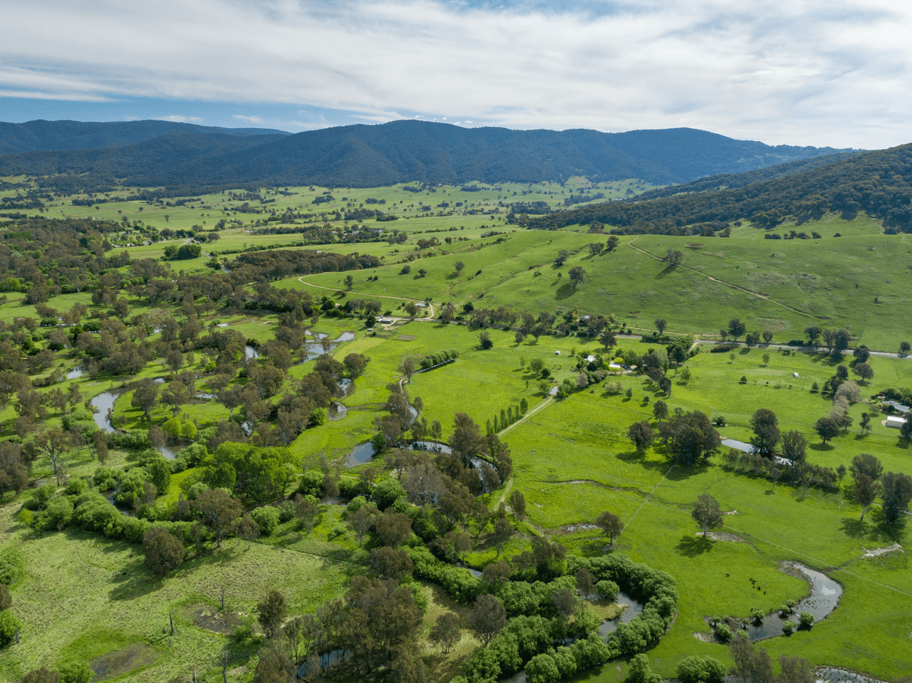 2167 KIEWA VALLEY HWY, KERGUNYAH, VIC 3691