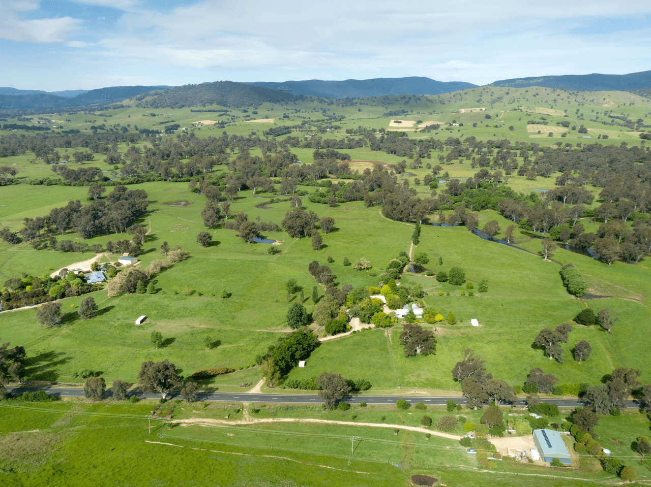 2167 KIEWA VALLEY HWY, KERGUNYAH, VIC 3691