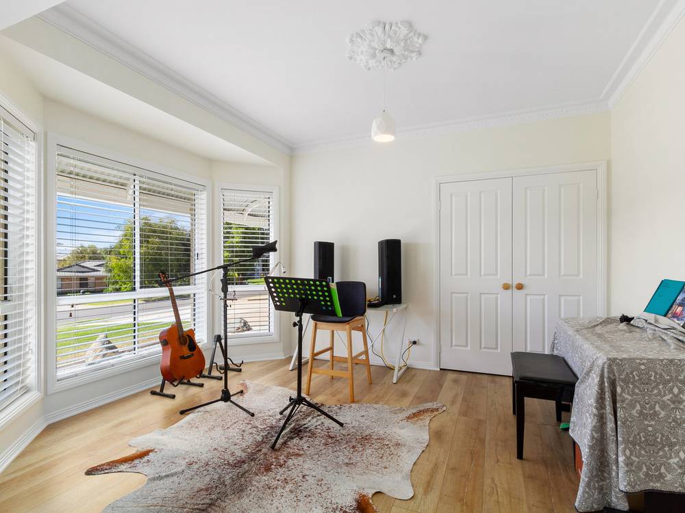 90 Stirling Drive, LAKES ENTRANCE, VIC 3909
