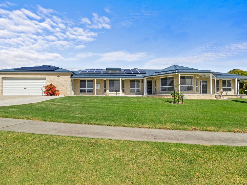 90 Stirling Drive, LAKES ENTRANCE, VIC 3909
