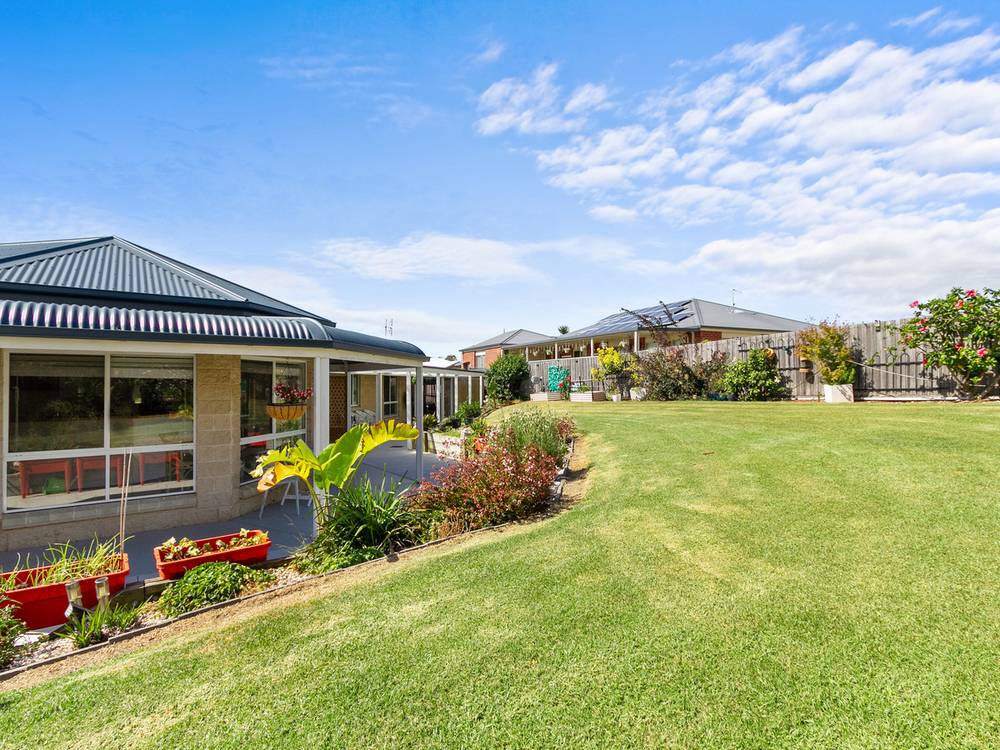 90 Stirling Drive, LAKES ENTRANCE, VIC 3909