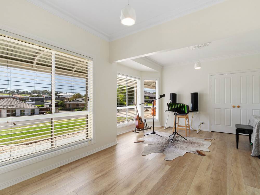 90 Stirling Drive, LAKES ENTRANCE, VIC 3909
