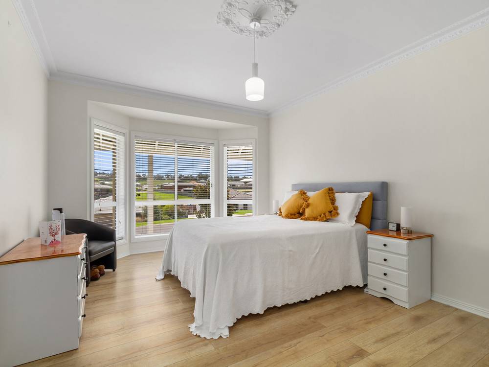 90 Stirling Drive, LAKES ENTRANCE, VIC 3909