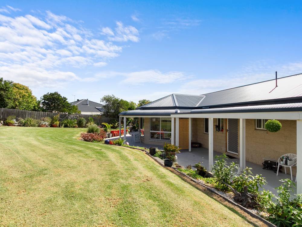 90 Stirling Drive, LAKES ENTRANCE, VIC 3909