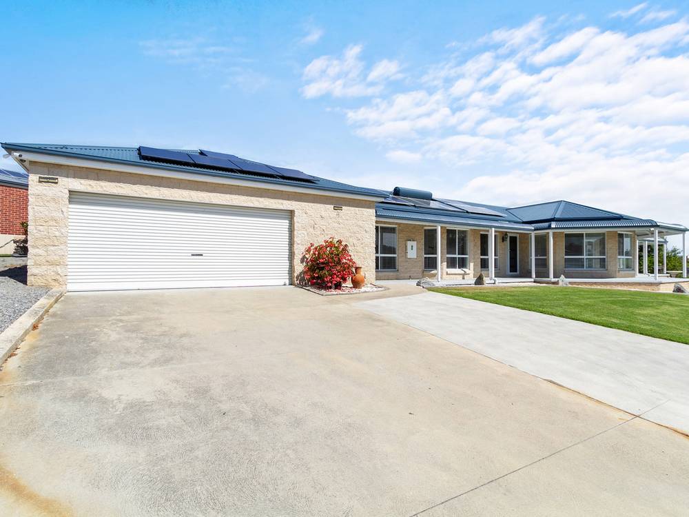 90 Stirling Drive, LAKES ENTRANCE, VIC 3909