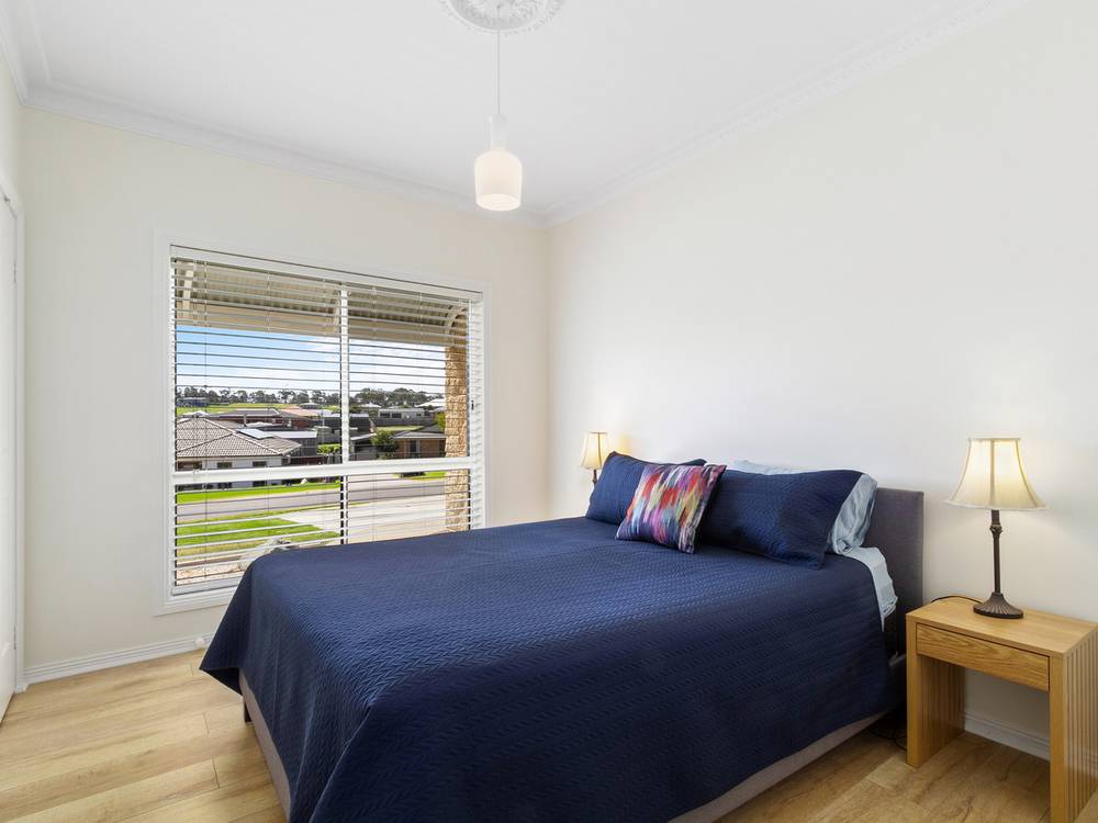 90 Stirling Drive, LAKES ENTRANCE, VIC 3909